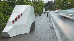 Ein mobiler Blitzer an der Saarbrücker Westspange (Foto: SR/Felix Schneider)