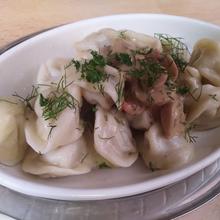Pelmini werden mit Champignons serviert (Foto: SR)
