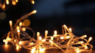 Eine Lichterkette als Weihnachtsdekoration (Foto: Dzenina Lukac/unsplash)