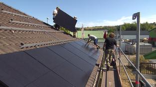 Installation einer Photovoltaik-Anlage auf einem Haus in Blieskastel (Foto: SR)
