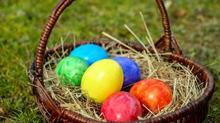 Ein Korb bunter Ostereier auf sonniger Wiese (Foto: pixabay/Couleur)