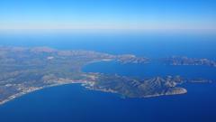 Blick aus dem Flugzeug auf die Bucht von Pollença (Mallorca) (Foto: Pixabay/Hans)