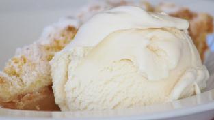 Ein Bällchen Vanilleeis zu Apfelstrudel (Foto: Pixabay/Ulrike Mai)