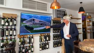 Der Architekt Roland Damm präsentiert die Pläne für das erste Kinderhospiz im Saarland. (Foto: Steffani Balle / SR)