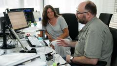 SAARTEXT-Redaktionsleiterin Marie-Luise Bersin mit dem Tagespraktikanten Alexander Burg (Foto: Corinne D'Angiolillo)