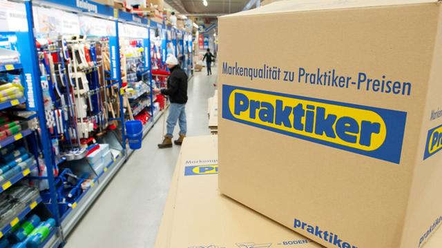 Umzugskartons mit Praktiker-Aufdruck (Foto: dpa)