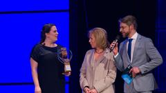 Der Hauptpreis des Abends wurde von Festivalleiterin Svenja Böttger und Oberbürgermeisterin Charlotte Britz übergeben. (Foto: Pasquale D'Angiolillo)