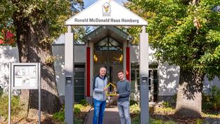 Schirmherren des Ronald McDonald Hauses Homburg Christian Schwarzer und Miroslav Klose (Foto: McDonald's Kinderhilfe Stiftung/Timo Calla)