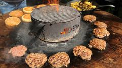 Fleisch-Patties und Burger-Brötchen liegen auf einer Grillplatte (Foto: SR 1 / Maren Dinkela)
