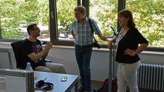 Die beiden Redaktionsgäste Rosemarie Tabellion und Thomas Nägler mit Peter Weitzmann (l.) beim SR-Thementag 