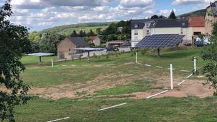 Eingesetzte Wärmekollektoren in die Erde und Solarpanelen (Foto: SR/Max Zettler)