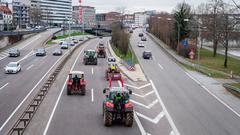 Bauernprotest. Traktoren fahren auf der Stadtautobahn, Saarbrücken. (Foto: BeckerBredel)
