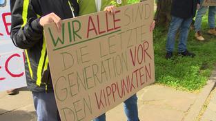 Protestler der "Letzten Generation" bei einer Straßenblockade in Saarbrücken (Foto: SR Fernsehen)