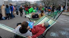 Demonstranten spazieren auf der Autobahnauffahrt von der Wilhelm-Heinrich-Brücke in Saarbrücken zur A620, sie liegen in der Hängematte und lesen oder spielen. (03.03.2024) (Foto: Sebastian Knöbber/SR)