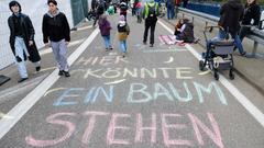 Spaziergänger auf der A620 in Saarbrücken in Fahrtrichtung Saarlouis, im Hintergrund die Luisenbrücke. Ihren Protest haben die Klimaaktivisten auf die Fahrbahn gemalt. (03.03.2024) (Foto: Sebastian Knöbber/SR)