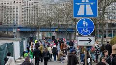 Spaziergänger und Fahrradfahrer auf der A620 in Saarbrücken in Fahrtrichtung Saarlouis, im Hintergrund die Luisenbrücke (03.03.2024) (Foto: Sebastian Knöbber/SR)