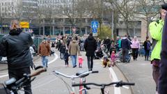 Spaziergänger und Fahrradfahrer auf der Autobahnauffahrt von der Wilhelm-Heinrich-Brücke in Saarbrücken auf die A620 in Fahrtrichtung Saarlouis (03.03.2024) (Foto: Sebastian Knöbber/SR)