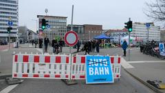 Absperrung an der A620-Abfahrt zur Wilhelm-Heinrich-Brücke mit Protest im Hintergrund (03.03.2024) (Foto: Sebastian Knöbber/SR)