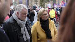 Auch Ministerpräsidentin Rehlinger und der SPD-Fraktionsvorsitzende Commerçon besuchten die Demo (Foto: Sebastian Knöbber)