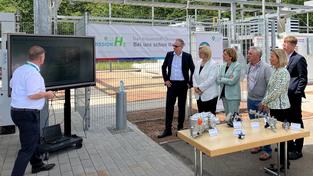 Die Ministerpräsidentinnen Anke Rehlinger (SPD) und Malu Dreyer (SPD) zu Besuch bei Bosch in Homburg. (Foto: Jimmy Both / SR)