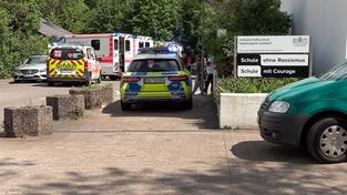 Polizei und Rettungskräfte nach einem Reizgasvorfall in der Gemeinschaftsschule Vopeliuspark Sulzbach (Foto: Thorsten Kremers)