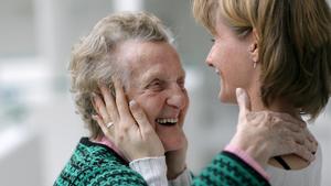 Eine alte Frau und eine Pflegerin unterhalten sich (Foto: dpa)