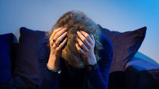 Eine Frau schlägt sich die Hände vor den Kopf (Foto: dpa)