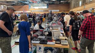 Besucher auf der Retrocon Saar am 05.04.2025 (Foto: Florian Rahbari Nejad)