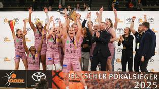 Die Saarlouis Royals jubeln über den Gewinn des Deutschen Basketball Pokals (Foto: IMAGO / Foot Bowl)