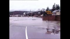 Hochwasser 1993 bei Mettlach. Die Straße ist komplett überflutet. Im Hintergrund die Alte Abtei. (Foto: SR)