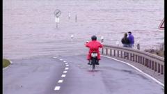 Hochwasser 1993 bei Mettlach. Die Straße ist komplett überflutet. (Foto: SR)