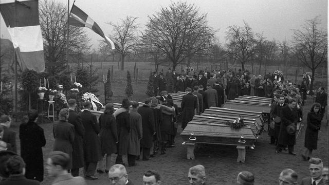 Beisetzung der 20 Opfer vom LKW-Unfall des SV Rohrbach am 21.11.1948 (Foto: Privat/Walter Barbian)