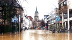 Blick in eine überflutete Straße Richtung Basilika St. Johann beim Jahrhunderthochwasser 1993 (Foto: Privat/Hans-Jürgen Hartmann)