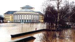 Der Tbilisser Platz und das Staatstheater im Jahrhunderthochwasser von 1993 (Foto: Privat/Hans-Jürgen Hartmann)