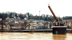 Der Saarkran nahe der Wilhelm-Heinrich-Brücke in den Fluten des Jahrunderthochwassers von 1993 (Foto: Privat/Hans-Jürgen Hartmann)