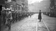 Internationale Truppen, die die Abstimmung überwachen, marschieren durch Saarbrücken (Foto: Landesarchiv des Saarlandes)