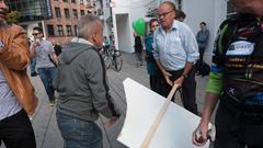 Cem Özdemir, Bundesvorsitzender von BÜNDNIS 90/DIE GRÜNEN, besucht den Infostand der Grünen in Saarbrücken. (Foto: Pasquale D'Angiolillo)