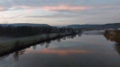 Rosa Wolken spiegeln sich in der Saar bei Besseringen  (Foto: Ingolf Arnold)