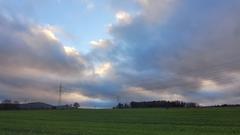 Zwischen den grauen Wolken auf dem grünen Feld bei NK Kohlhof kann man in den blauen Flecken die Sonne erahnen. (Foto: Jonas Thissen)