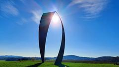 Die Frühlingssonne im Schaumberger Land, umrahmt vom Wortsegel. Aufgenommen bei Sotzweiler. (Foto: Klaus Lermann)