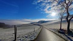 Kurz zeigte sich in den Höhenlagen des Hochwaldes die Sonne und teilweise ein blauer Himmel. (Foto: Matthias Wagner)