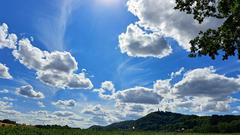 Blick zum Schaumberg bei viel Sonnenschein und einigen lockeren Quellwolken. (Foto: Klaus Lermann)