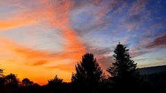 Sonnenaufgang über St. Ingbert. Die Nacht verabschiedet sich und der Tag kündigt sich an  (Foto: Dieter Tomm)
