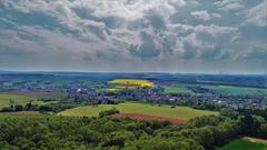Die Landschaft von Saarwellingen mit Blick auf ein Rapsfeld (Foto: Hermann Portz)