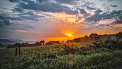 Sonnenuntergang an einem Feld in Knorscheid (Foto: Jonas Schaan)