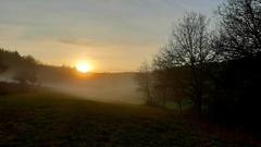 Während die Sonne am Horizont langsam sinkt, bilden sich in den Tallagen erste Nebelfelder. Aufgenommen bei Oberthal. (Foto: Klaus Lermann)