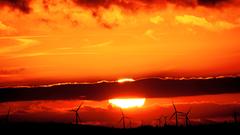 Sonnenuntergang hinter Windrädern in Marpingen (Foto: Kurt Laub)