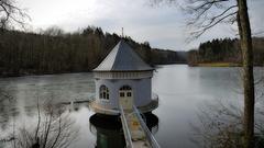 Der Itzenplitzer Weiher bei Heiligenwald ist noch leicht zugefroren (Foto: Anja Kipper)
