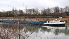 Schiff an der Schleuse in Rehlingen (Foto: Marianne Schwickerath Düppenweiler, Hans Schwickerath)