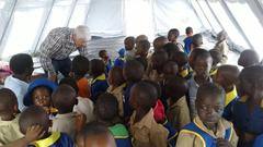 Dr. Schales bei den Kindern der Sipheba-Highschool in Tsholtsho (Foto: Afrika-Projekt)